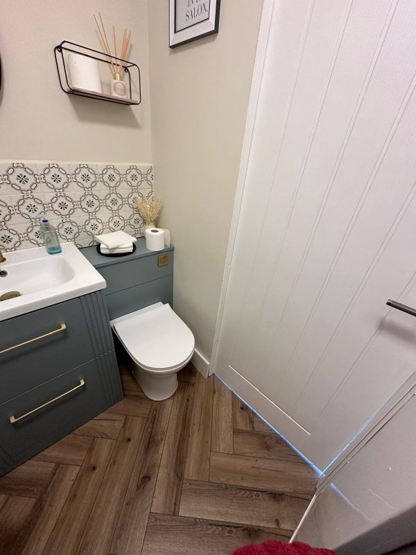 Mocha oak herringbone spc in bathroom